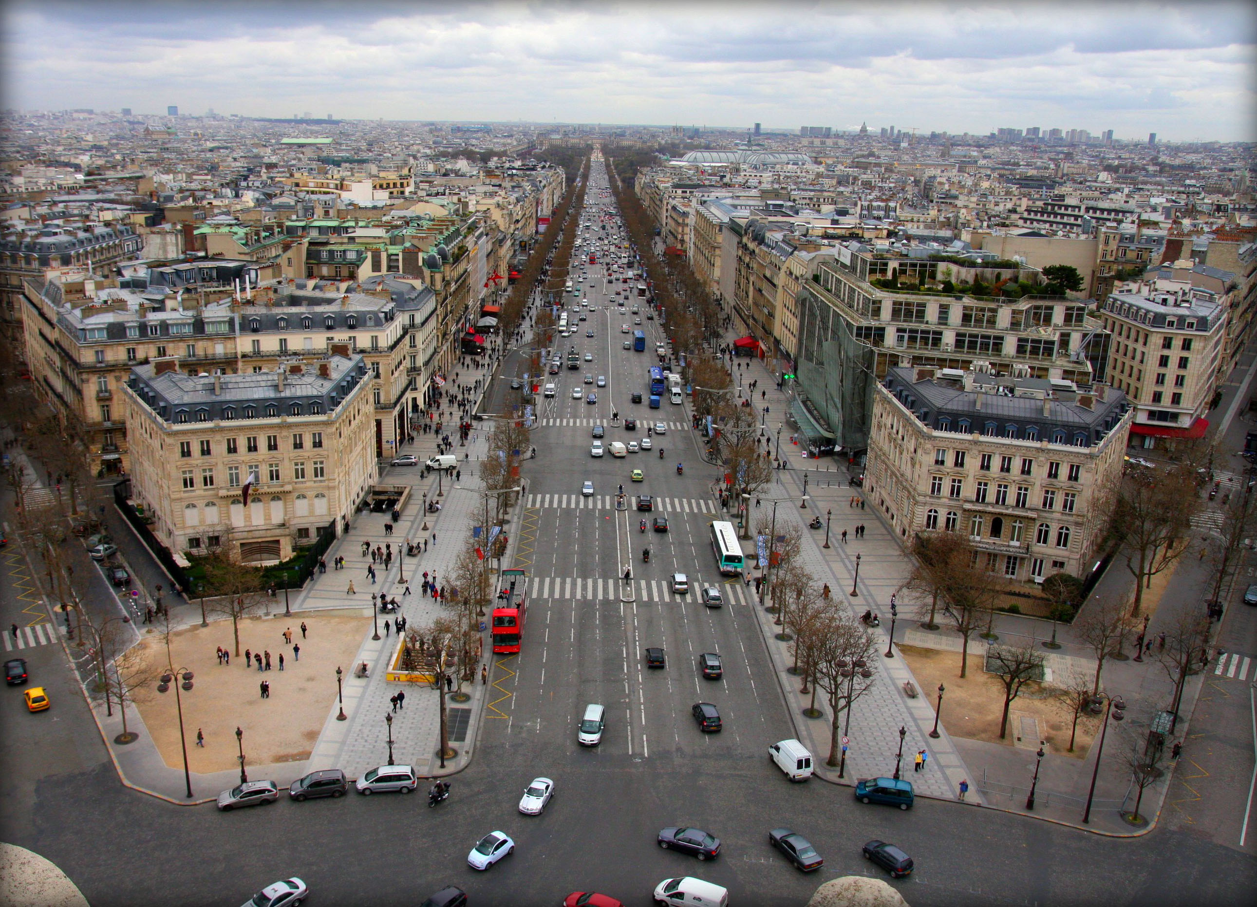 Champs-Élysées_from_Arc_de_Triomphe